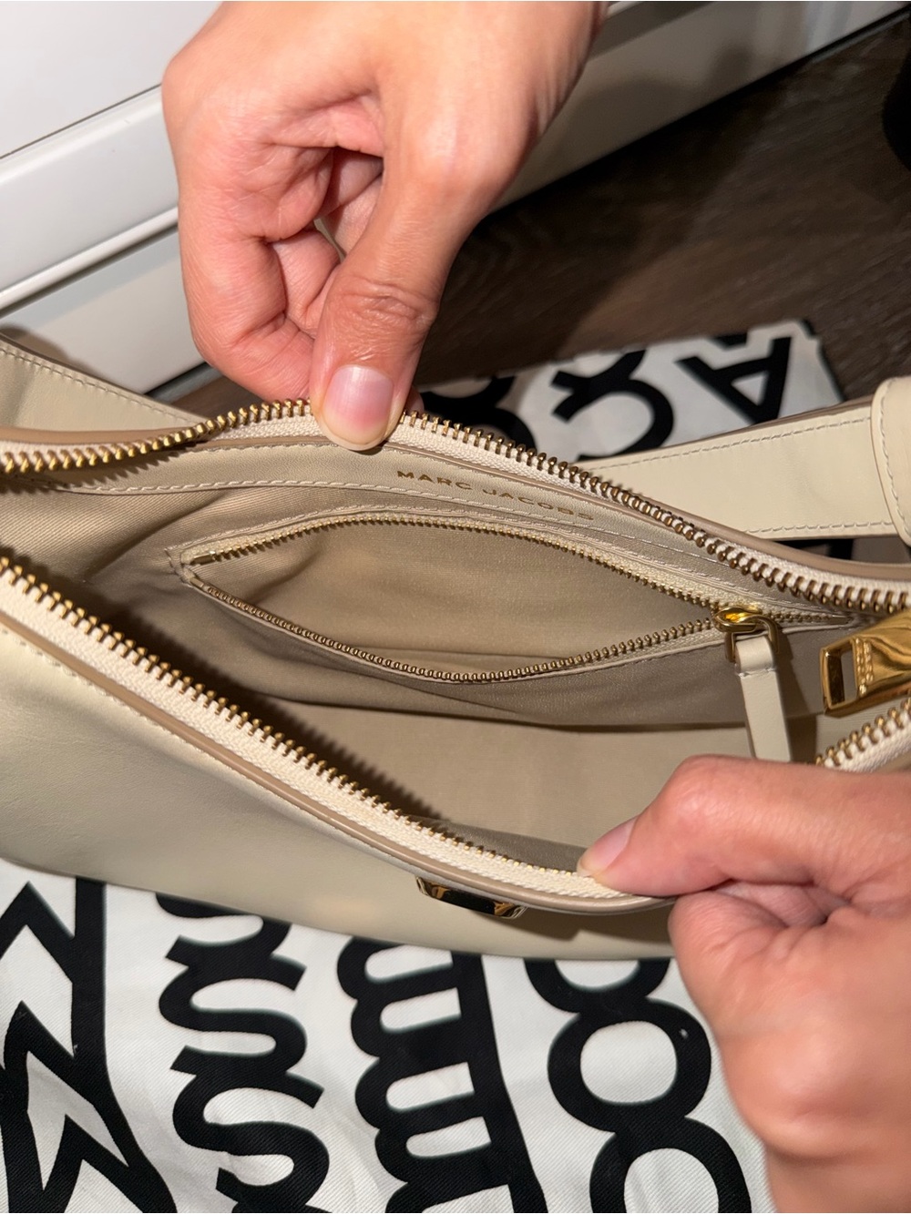Marc Jacobs Cream Leather Hobo Shoulder Bag with Gold Hardware - Picture 3 of 4